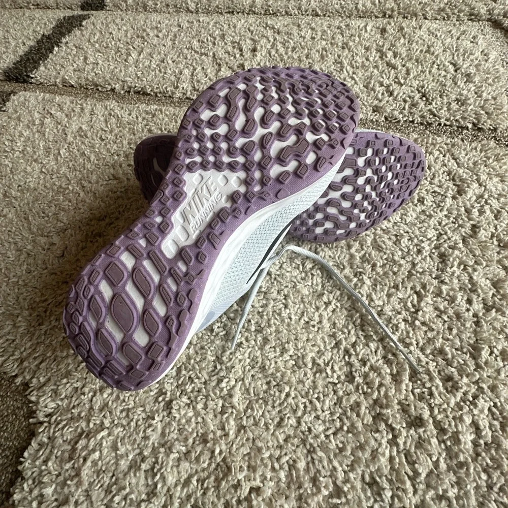Women’s Nike athletic shoes - Picture 4 of 6